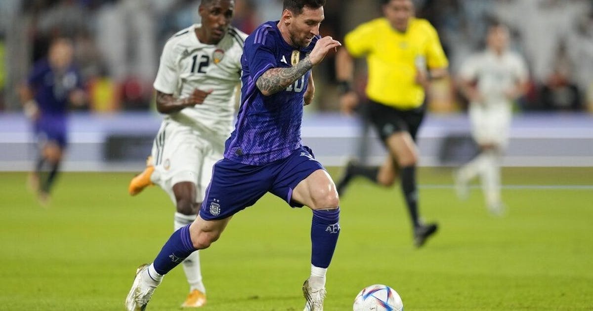 男子用手套自制钓鱼手势浮漂，看到“OK”就表示鱼已咬钩浮漂